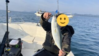 年末年始の天草での釣果。左は落とし込みで釣れた巨大なブリを持つお客様